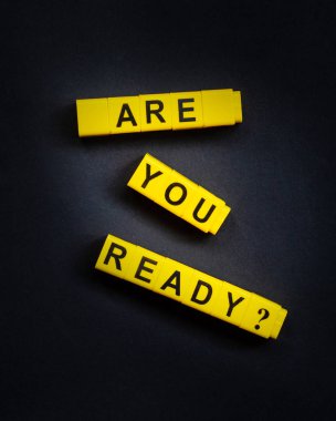 Metinleriniz için boş yeriniz olan siyah arkaplan üzerine hazır mısınız?.