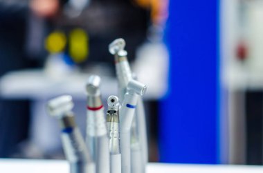 Dişçinin ofisi, dişçi tıbbi aletleri. Dişçi araçları.