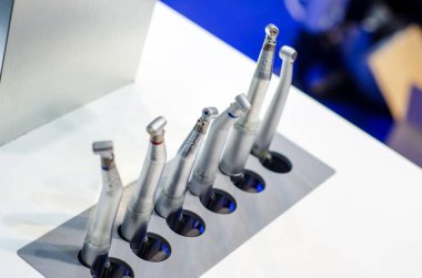 Dişçinin ofisi, dişçi tıbbi aletleri. Dişçi araçları.