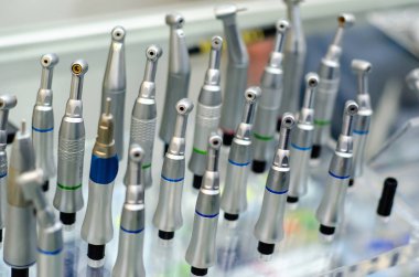 Dişçinin ofisi, dişçi tıbbi aletleri. Dişçi araçları.