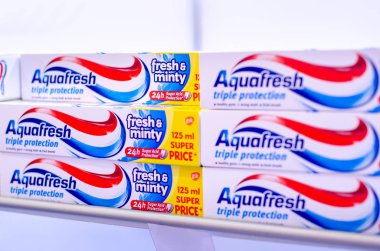 Kyiv, Ukrayna - 28 Kasım 2019: Satılık Aquafresh diş macunu