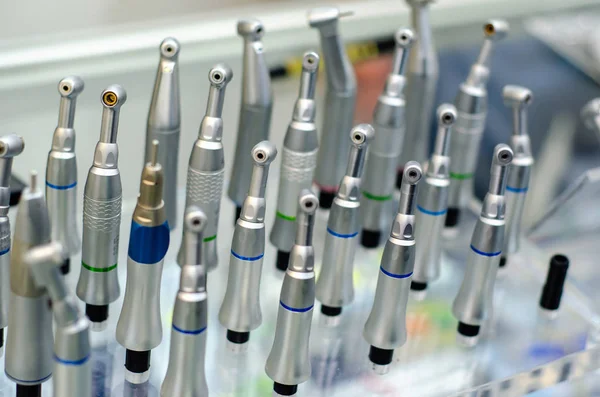 Dişçinin ofisi, dişçi tıbbi aletleri. Dişçi araçları.