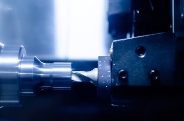 Metal işleme sürecinde Cnc torna makinesi.