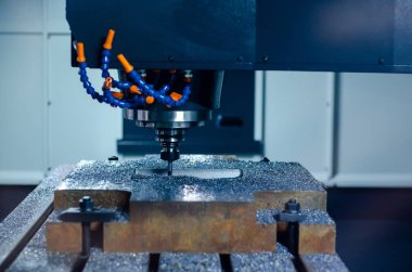Metal işleme sürecindeki Cnc değirmen makinesi.