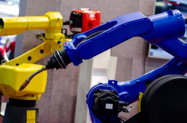 Endüstriyel robot koluna yakın çekim.