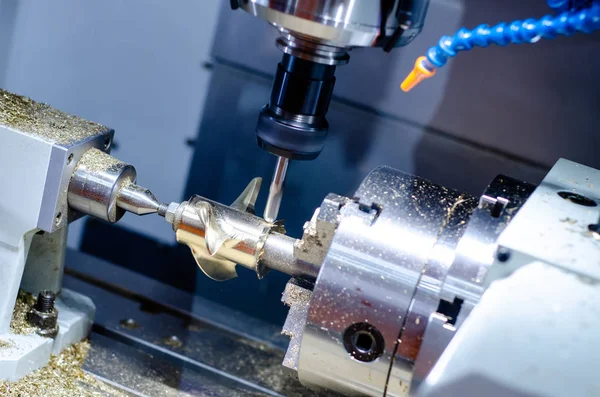 Die CNC-Fräsmaschine in der Metallbearbeitung. — Stockfoto