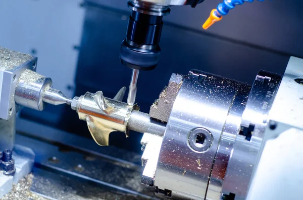 Die CNC-Fräsmaschine in der Metallbearbeitung. — Stockfoto