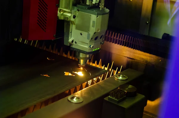 Cnc Lazer Kesme Makinesi çalışıyor — Stok fotoğraf