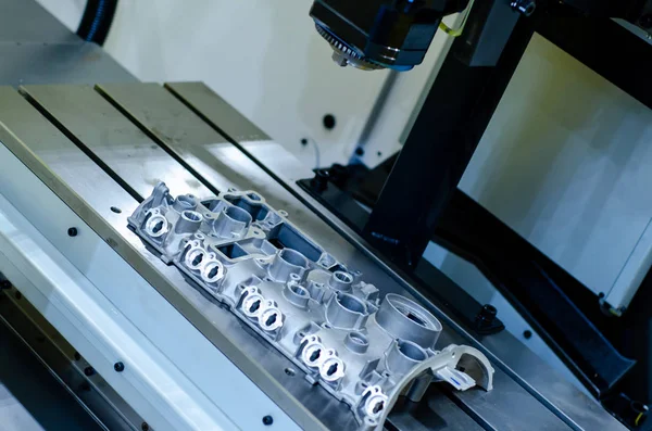 Finished machined part in the CNC milling machine. — Stock Photo, Image