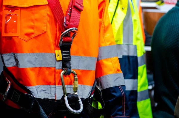 Jaqueta de sinal de trabalho com carabina de escalada . — Fotografia de Stock