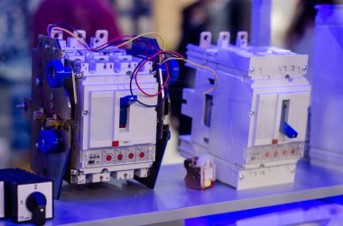 Mağazada otomatik aktarım anahtarı.