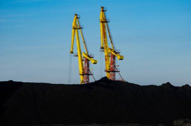 İskele vinçleri ulaşım kömürü. Kömür limanının bölgesi.