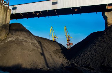 İskele vinçleri ulaşım kömürü. Kömür limanının bölgesi.