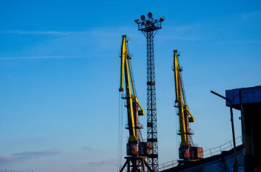 İskele vinçleri ulaşım kömürü. Kömür limanının bölgesi.