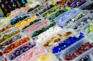 Mağazada satılık taşlar ve yüzlü mineraller.