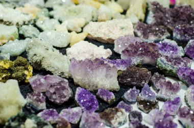 Mağazada satılık Ametist kristali.