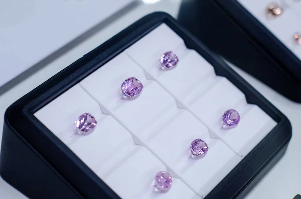 Batu permata yang akan dijual di toko perhiasan.. — Stok Foto