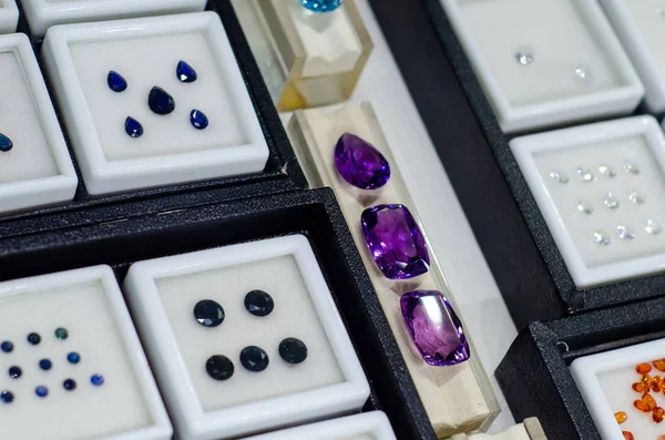 Piedra preciosa de diferentes facetas para la venta en la joyería . —  Fotos de Stock