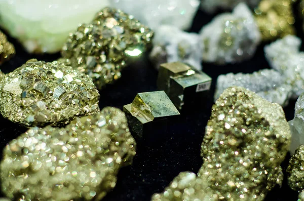 Mineral pirit, atau pirit besi untuk dijual di toko . — Stok Foto