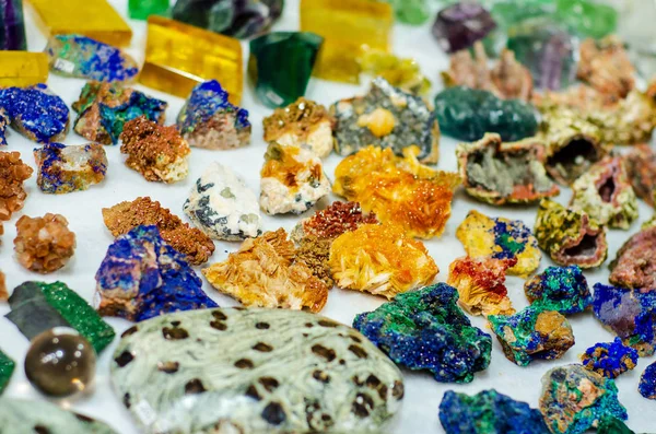 Batu dan mineral untuk dijual di toko . — Stok Foto