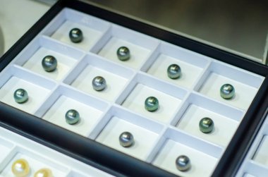 Kuyumcuda satılık inciler..