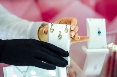 Mücevher dükkanında satılık lüks küpeler..