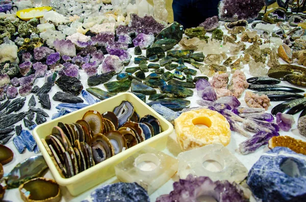 Batu dan mineral untuk dijual di toko . — Stok Foto