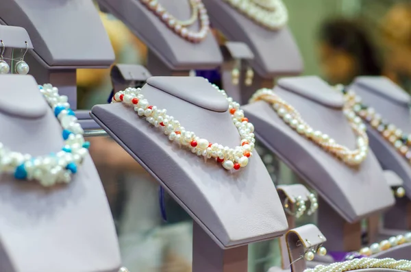 Kalung mewah untuk dijual di toko perhiasan . — Stok Foto