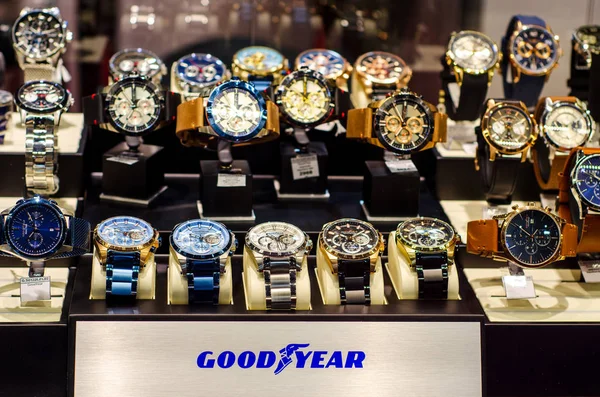 Kiev, Oekraïne - 29 november 2019: Goodyear horloges te koop in de winkel — Stockfoto