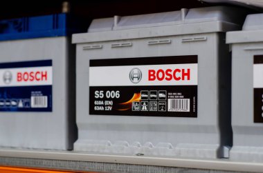 Kyiv, Ukrayna - 23 Şubat 2020: Bosch Araba Bataryası Satılık.