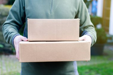 Teslimatçı Paketi Yakından Getirdi.