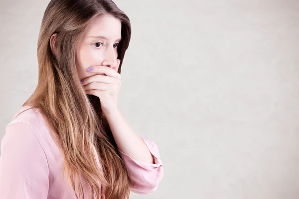 Mujer preocupada cubriendo la boca — Foto de Stock