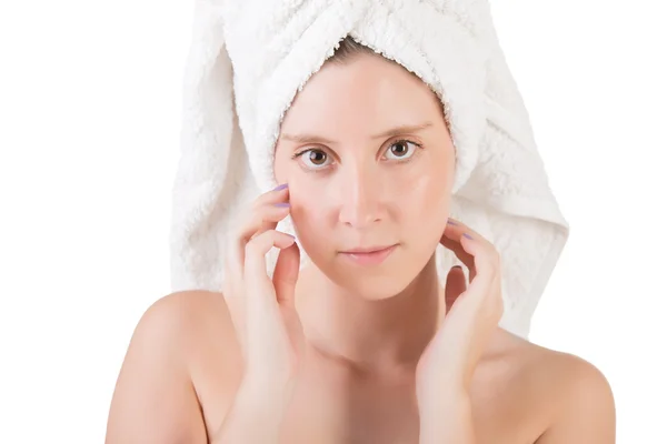 Žena s ručníkem kolem její hlavy — Stock fotografie