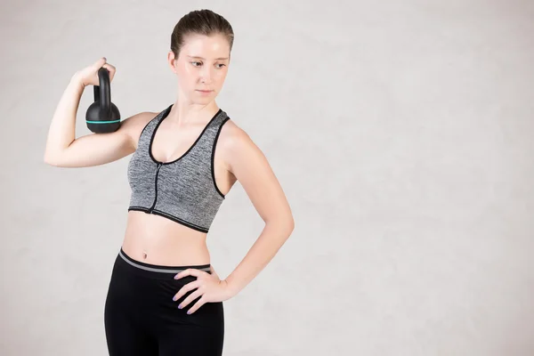 Mujer haciendo ejercicio con una Kettlebell — Foto de Stock