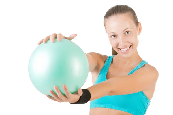 Fit Femme debout tenant une balle de Pilates — Photo