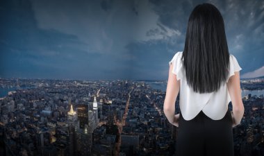 Bir pencereden dışarı bakarak işkadını