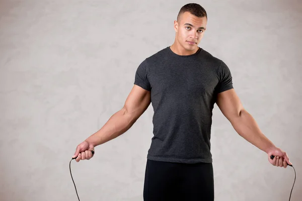 Спортивний чоловік зі стрибком мотузкою — стокове фото