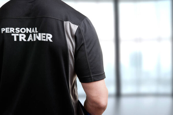 Персональный тренер в спортзале
