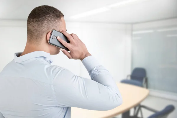 Homem a falar ao telefone — Fotografia de Stock