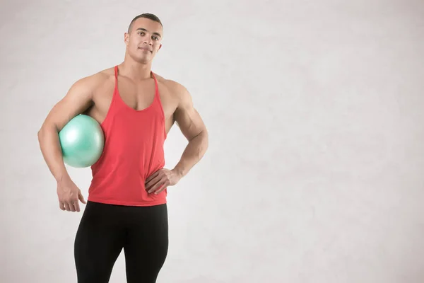 Fit Man debout tenant une balle de Pilates — Photo