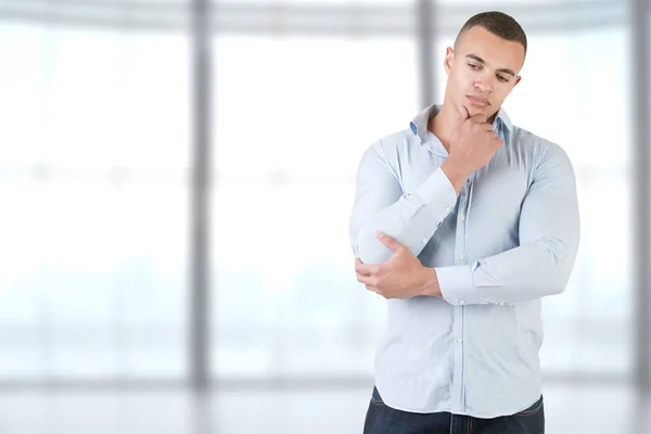 Hombre preguntándose, en una oficina —  Fotos de Stock