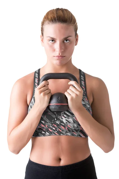 Donna che lavora fuori con un kettlebell — Foto Stock