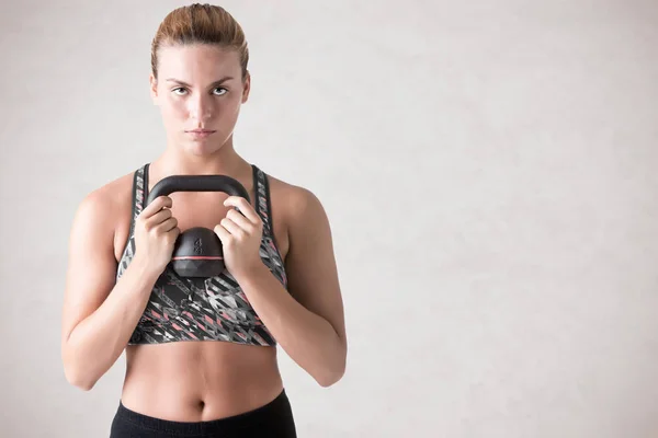 Femme travaillant avec une Kettlebell — Photo