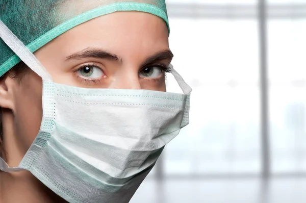 Cirurgião feminino com máscara facial — Fotografia de Stock
