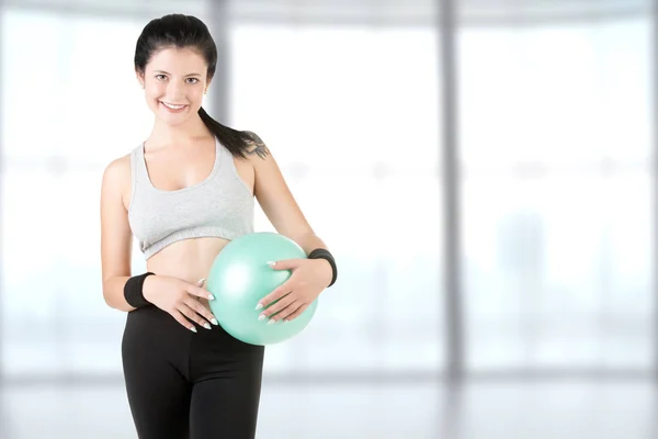 Frau hält Pilates-Ball in der Hand — Stockfoto