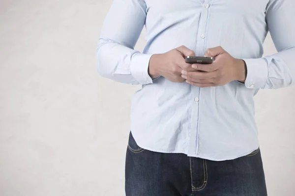 Hombre usando un teléfono inteligente — Foto de Stock