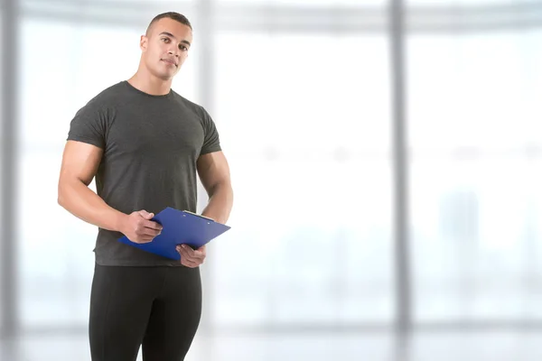 Personal Trainer hält ein Polster — Stockfoto