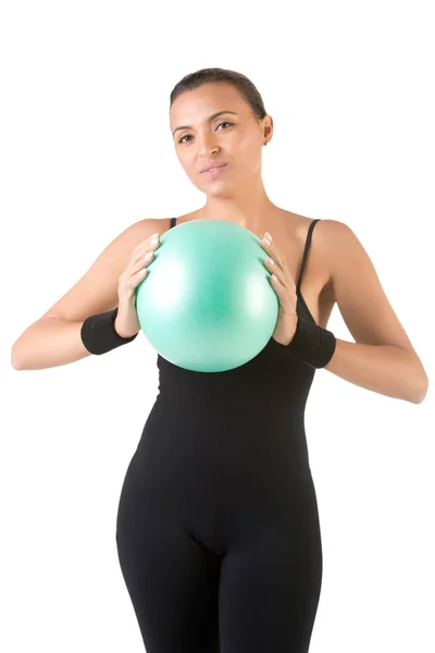 Вмістити жінку стоячи пілатес м'яч — стокове фото