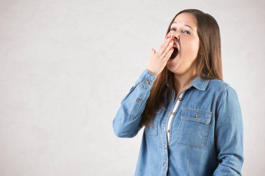 uykulu kadın esneme