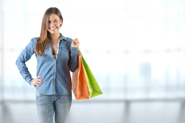 Femme portant des sacs à provisions — Photo